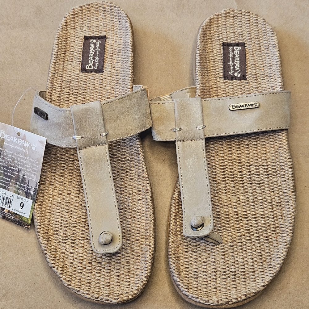 New Bearpaw Laurel Sandals. Size 9